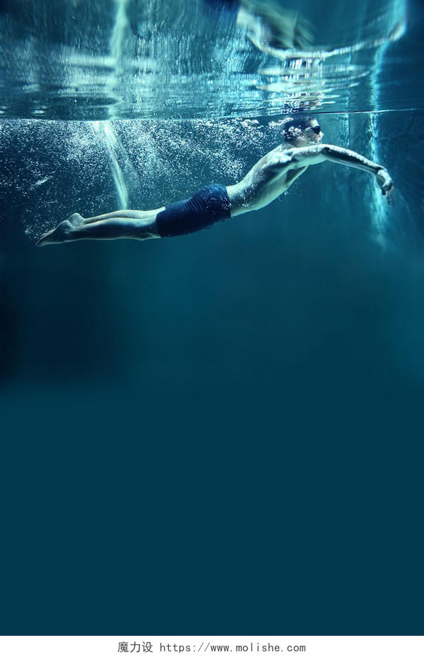 在水底下游泳的男人健身游泳培训招生蓝色背景海报